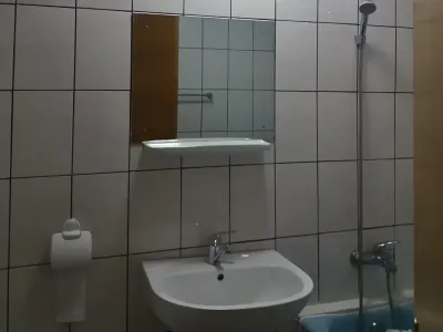 baie curata cu cada garsoniera de inchiriat Sector 2 Bucuresti